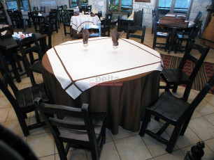 Kahverengi masa örtüsü krem çizgili kapak