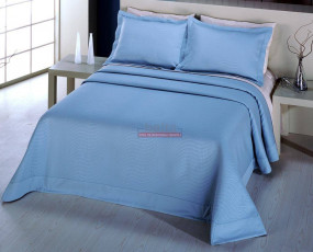 Açık mavi yatak örtüsü