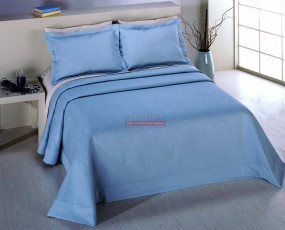Mavi yatak örtüsü
