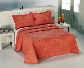 Kare desenli yatak örtüsü